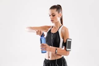 portrait pretty fitness woman earphones standing 320